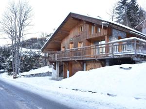 una baita di tronchi con terrazza nella neve di Chalet cosy 6 pers. à 100m des pistes avec garage fermé et parking, Méribel - FR-1-180-411 a Les Allues