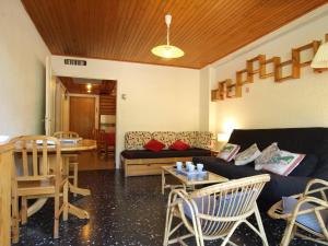 Posezení v ubytování Appartement 6 pers. à Saint-Chaffrey avec balcon sud, parking, casier à skis et équipements complets - FR-1-330E-114