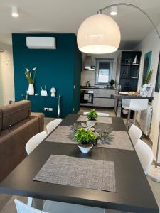 Posedenie v ubytovaní "I MORI LUXORY APARTMENTS" - Attico mansardato con incantevole vista mare