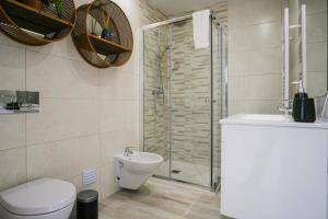 Un baño con ducha, inodoro y lavabo. en Feel Nazaré - Batalha 124, en Nazaré 20 fotos más