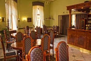 uma sala de jantar com mesas e cadeiras num quarto em Hotel Zlatá Stoupa em Kutná Hora