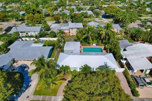 eine Luftansicht eines Hauses mit Pool in der Unterkunft Tropical Oasis - Heated Pool - 4 BE/2BA- 8 beds in North Palm Beach