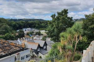 une vue aérienne sur une petite ville avec des arbres et des maisons dans l'établissement Boutique Apartment Brixham, à Brixham