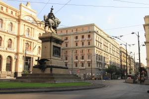posąg na środku ulicy przed budynkiem w obiekcie Bovio Modern Suite w mieście Napoli