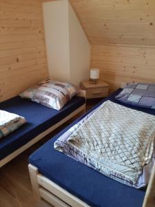 a room with two beds in a cabin at Czarny Potok Domki całoroczne in Czarna