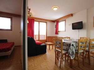 Appartement Puy-Saint-Vincent, 2 pièces, 6 personnes - FR-1-330G-76 في بوي-سانت-فينسينت: غرفة معيشة مع طاولة وكراسي وأريكة