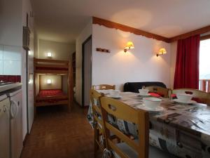a kitchen and dining room with a table and chairs at Appartement Puy-Saint-Vincent, 2 pièces, 6 personnes - FR-1-330G-76 in Puy-Saint-Vincent