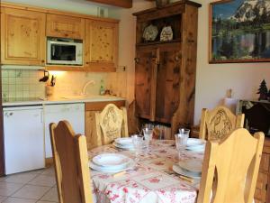 kuchnia ze stołem i krzesłami oraz kuchnia ze stołem i szezlongiem w obiekcie Appartement Vars, 2 pièces, 6 personnes - FR-1-330B-151 w mieście Vars