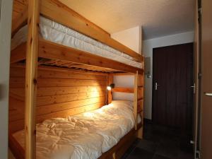 Un dormitorio con dos literas en una habitación. en Charmant studio rénové à Chantemerle avec jardin, parking et WIFI, idéal pour 4 personnes - FR-1-330E-111, en Champcella
