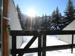 - Balcón con vistas a una montaña nevada en Charmant studio rénové à Chantemerle avec jardin, parking et WIFI, idéal pour 4 personnes - FR-1-330E-111, en Champcella