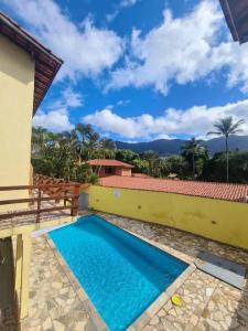 - une piscine dans l'arrière-cour d'une maison dans l'établissement Lindo Flat em Maresias, à São Sebastião
