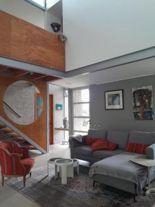 ein Wohnzimmer mit einem Sofa und einem Tisch in der Unterkunft Casa Nadette in Guácima