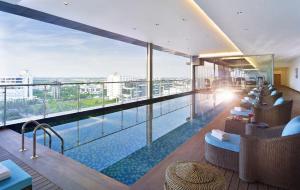 The swimming pool at or close to Vivanta Kolkata EM Bypass