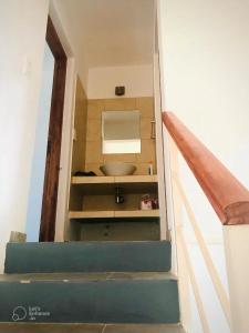 Una escalera que conduce a una habitación con lavamanos en Lofts en la Sierra!! en Villa Carlos Paz