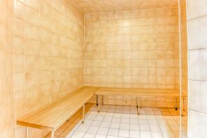 a sauna with a wooden bench in a room at Tucker Mountain Lodge 307a in Copper Mountain