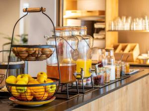 - un comptoir de cuisine avec un bouquet de nourriture et de boissons dans l'établissement ibis Brest Centre, à Brest