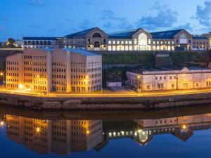 un grande edificio accanto a un corpo idrico di ibis Brest Centre a Brest