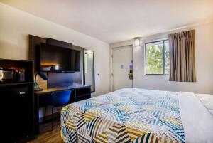 Postel nebo postele na pokoji v ubytování Motel 6-Jackson, MS