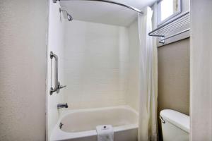 Koupelna v ubytování Motel 6-Jackson, MS