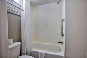 Koupelna v ubytování Motel 6-Jackson, MS