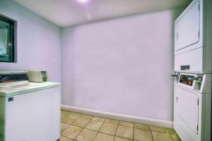Kuchyň nebo kuchyňský kout v ubytování Motel 6-Jackson, MS