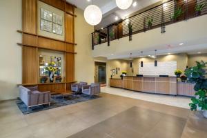 een lobby van een ziekenhuis met een wachtkamer bij Best Western Plus Lacey Inn & Suites in Lacey