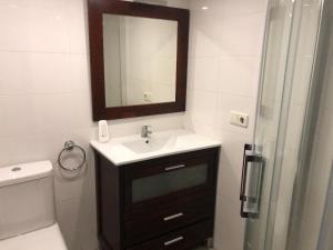 A bathroom at PUENTECUERVO BAJO