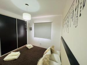 een slaapkamer met een bed in zwart en wit bij San Luis Apartment in San Luis