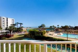 een balkon met uitzicht op het zwembad van een resort bij The Islander 205 in Destin