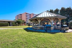 een tuinhuisje met tafels en stoelen in een park bij The Islander 205 in Destin