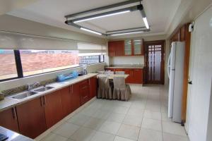 a kitchen with a sink and a refrigerator at Amplio departamento, sector parque LA CAROLINA in Quito