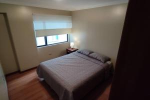 Кровать или кровати в номере Amplio departamento, sector parque LA CAROLINA