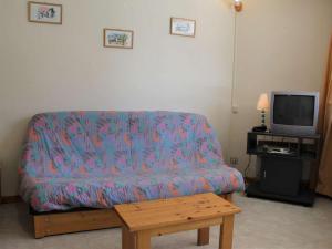 a living room with a couch and a tv at Appartement Vars, 1 pièce, 6 personnes - FR-1-330B-106 in Vars