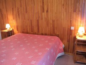 ein Schlafzimmer mit einem Bett und zwei Tischen mit Lampen in der Unterkunft Appartement Vars, 2 pièces, 5 personnes - FR-1-330B-105 in Vars