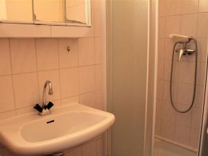 y baño con lavabo y ducha. en Appartement Vars, 1 pièce, 2 personnes - FR-1-330B-111 en Vars