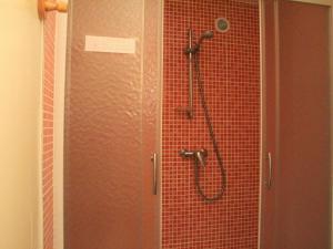 eine Dusche im Bad mit roten Fliesen in der Unterkunft Appartement Vars, 2 pièces, 5 personnes - FR-1-330B-105 in Vars