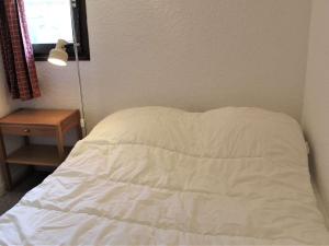 - un lit non aménagé dans une chambre avec une lampe et une fenêtre dans l'établissement Appartement Vars, 2 pièces, 6 personnes - FR-1-330B-113, à Vars