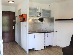 una pequeña cocina con fregadero y microondas en Appartement Vars, 1 pièce, 2 personnes - FR-1-330B-119, en Vars