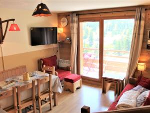 TV a/nebo společenská místnost v ubytování Duplex 3 pièces avec piscine, 6 couchages, à 50m des pistes - Quartier Fontbonne, Vars - FR-1-330B-117