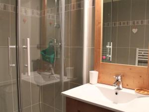 Koupelna v ubytování Duplex 3 pièces avec piscine, 6 couchages, à 50m des pistes - Quartier Fontbonne, Vars - FR-1-330B-117