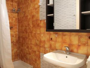 een badkamer met een wastafel en een spiegel bij Appartement Vars, 1 pièce, 4 personnes - FR-1-330B-121 in Vars