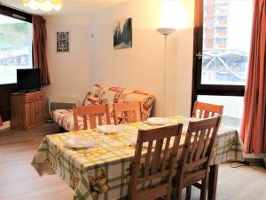 ein Esszimmer mit einem Tisch und einem Bett in der Unterkunft Appartement Vars, 3 pièces, 8 personnes - FR-1-330B-125 in Vars