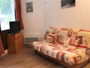 ein Schlafzimmer mit einem Bett und einem TV auf einer Kommode in der Unterkunft Appartement Vars, 3 pièces, 8 personnes - FR-1-330B-125 in Vars