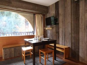 uma sala de jantar com uma mesa e uma janela em Appartement Saint-Chaffrey , 2 pièces, 6 personnes - FR-1-330E-109 em Saint-Chaffrey