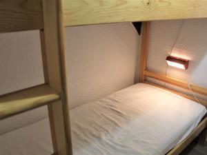 ein kleines Etagenbett mit einer Lampe darüber in der Unterkunft Appartement Vars, 3 pièces, 8 personnes - FR-1-330B-125 in Vars