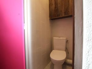 uma casa de banho com um WC e uma porta rosa em Appartement Saint-Chaffrey , 2 pièces, 6 personnes - FR-1-330E-109 em Saint-Chaffrey