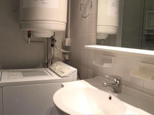 bagno con lavandino, servizi igienici e specchio di Appartement Vars, 1 pièce, 3 personnes - FR-1-330B-127 a Vars