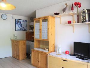 a kitchen with a desk with a tv on a counter at Appartement Vars, 1 pièce, 4 personnes - FR-1-330B-143 in Vars