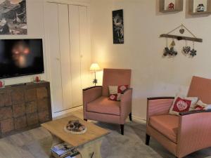 ein Wohnzimmer mit 2 Stühlen und einem TV in der Unterkunft Appartement Vars, 1 pièce, 4 personnes - FR-1-330B-99 in Vars