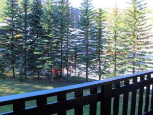 einen Blick auf die Bäume vom Balkon mit einem Zaun in der Unterkunft Appartement Vars, 1 pièce, 4 personnes - FR-1-330B-99 in Vars